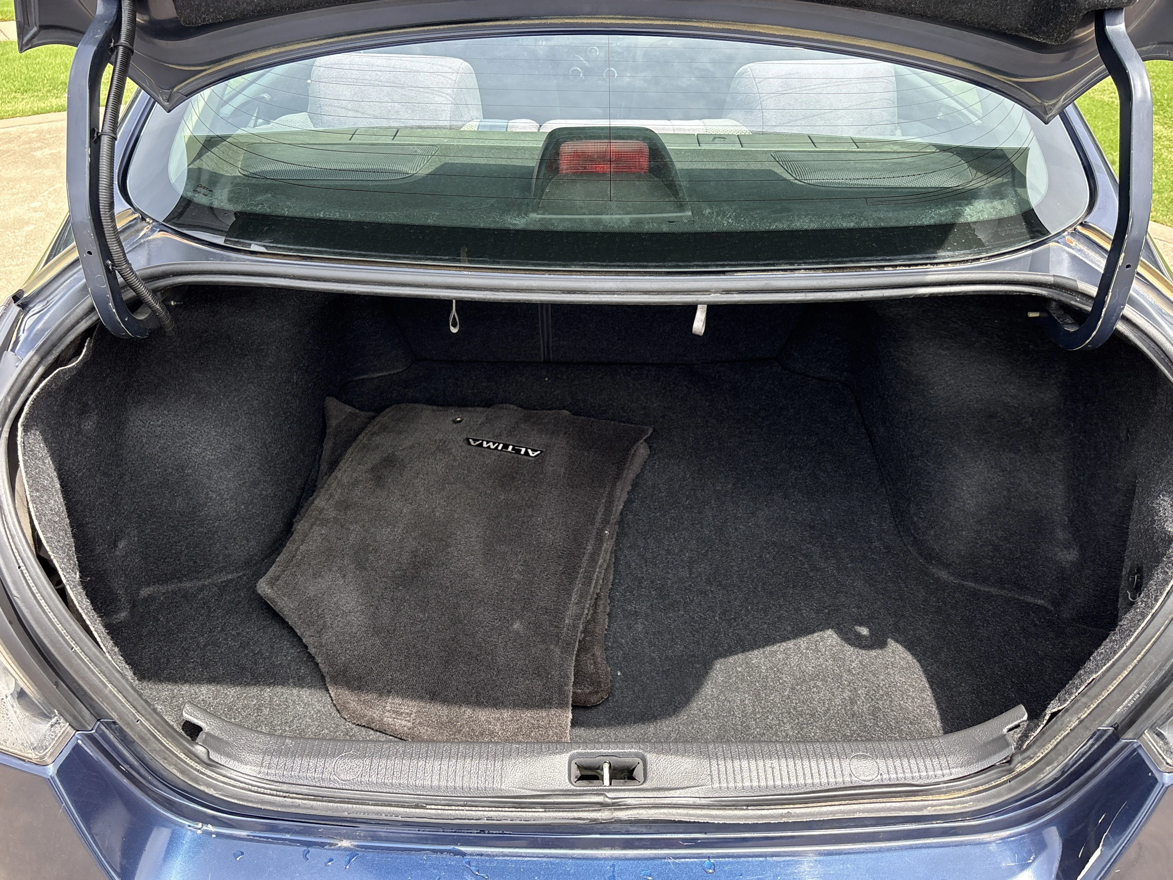 Used 2009 Navy Blue Metallic Nissan 2.5 S image 8