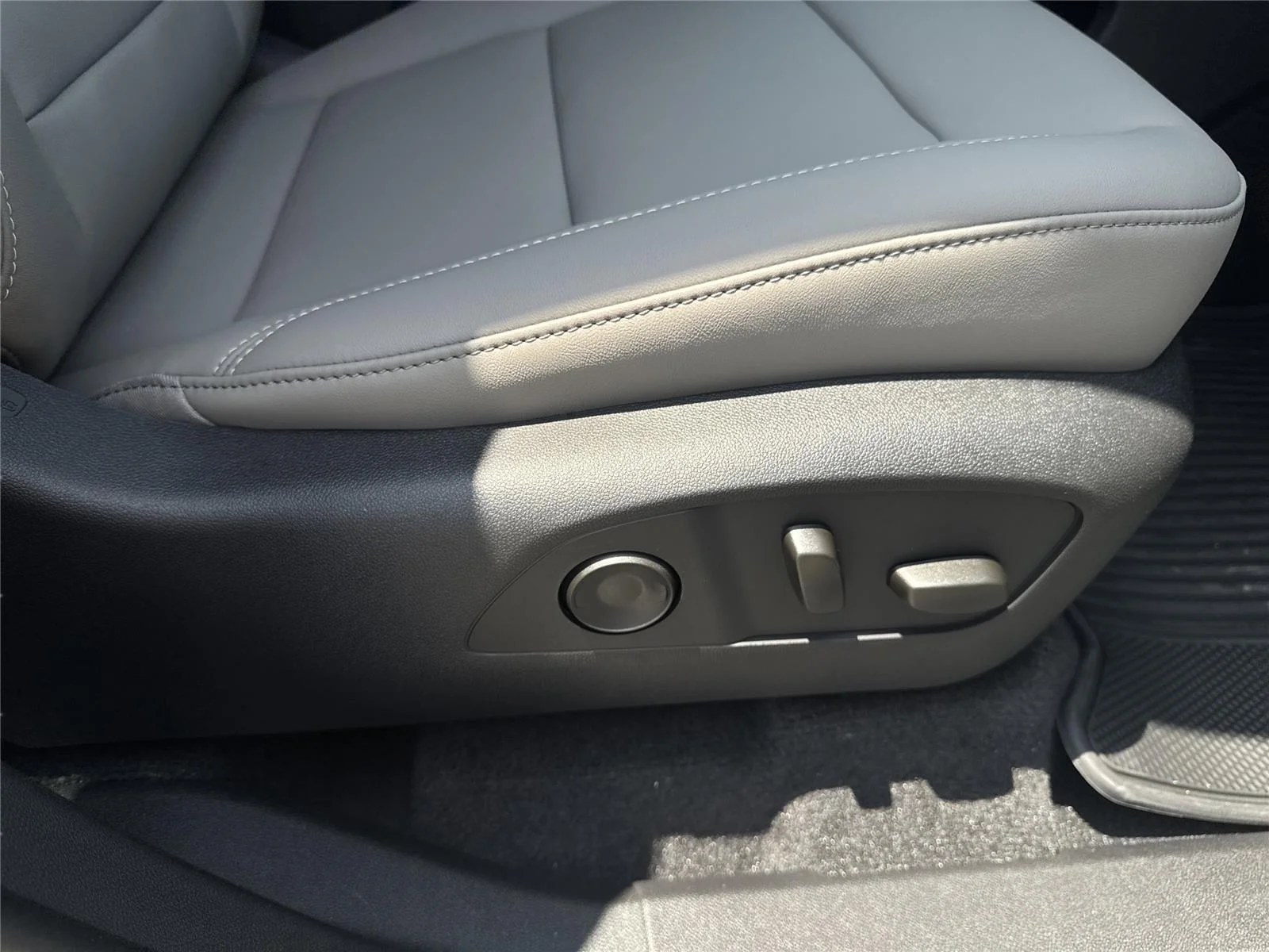 New 2026 Sterling Metallic GMC Elevation image 14