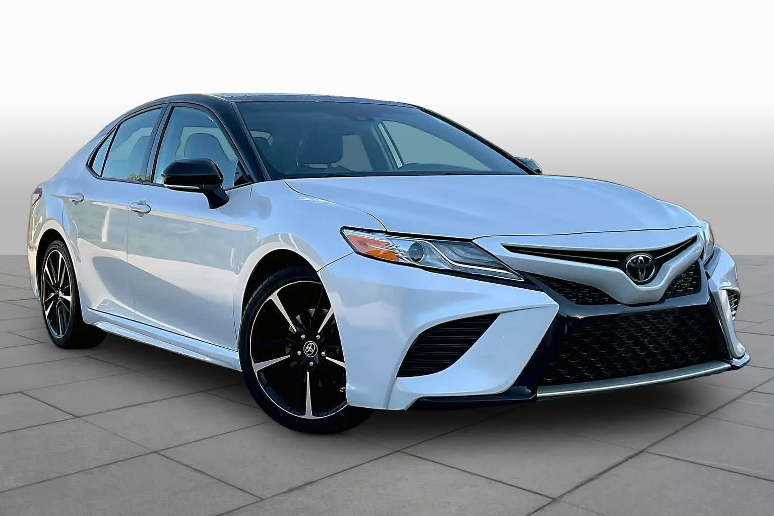 Used 2020 Wind Chill Pearl/Midnight Black Metallic Toyota XSE image 3