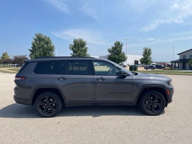 Used 2023 Gray Jeep Altitude image 2