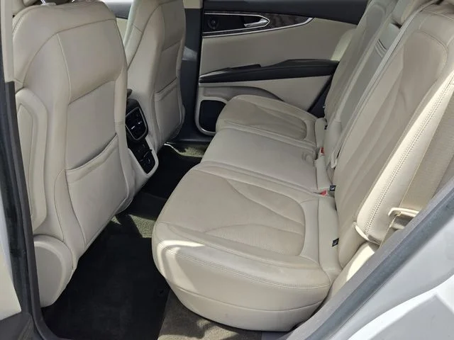 Used 2019 White Lincoln Reserve image 11