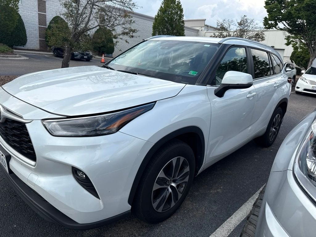 Used 2023 Beige Toyota XLE image 3