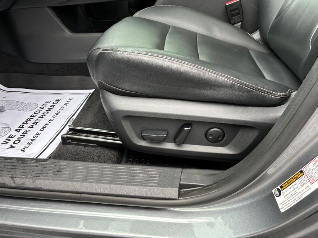 Used 2022 Gray Nissan SL image 9