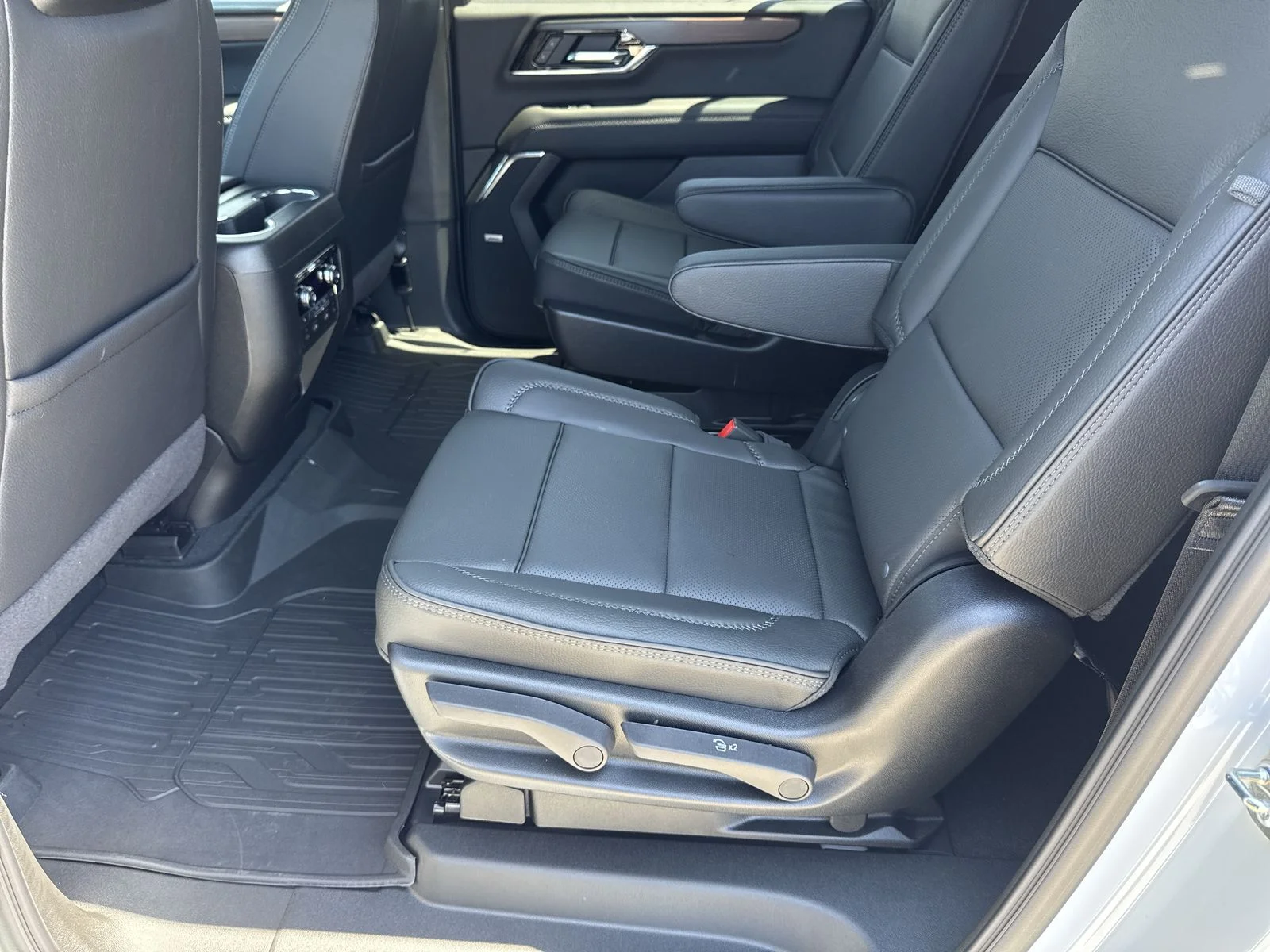 2026 GMC Yukon XL Denali - Photo 33