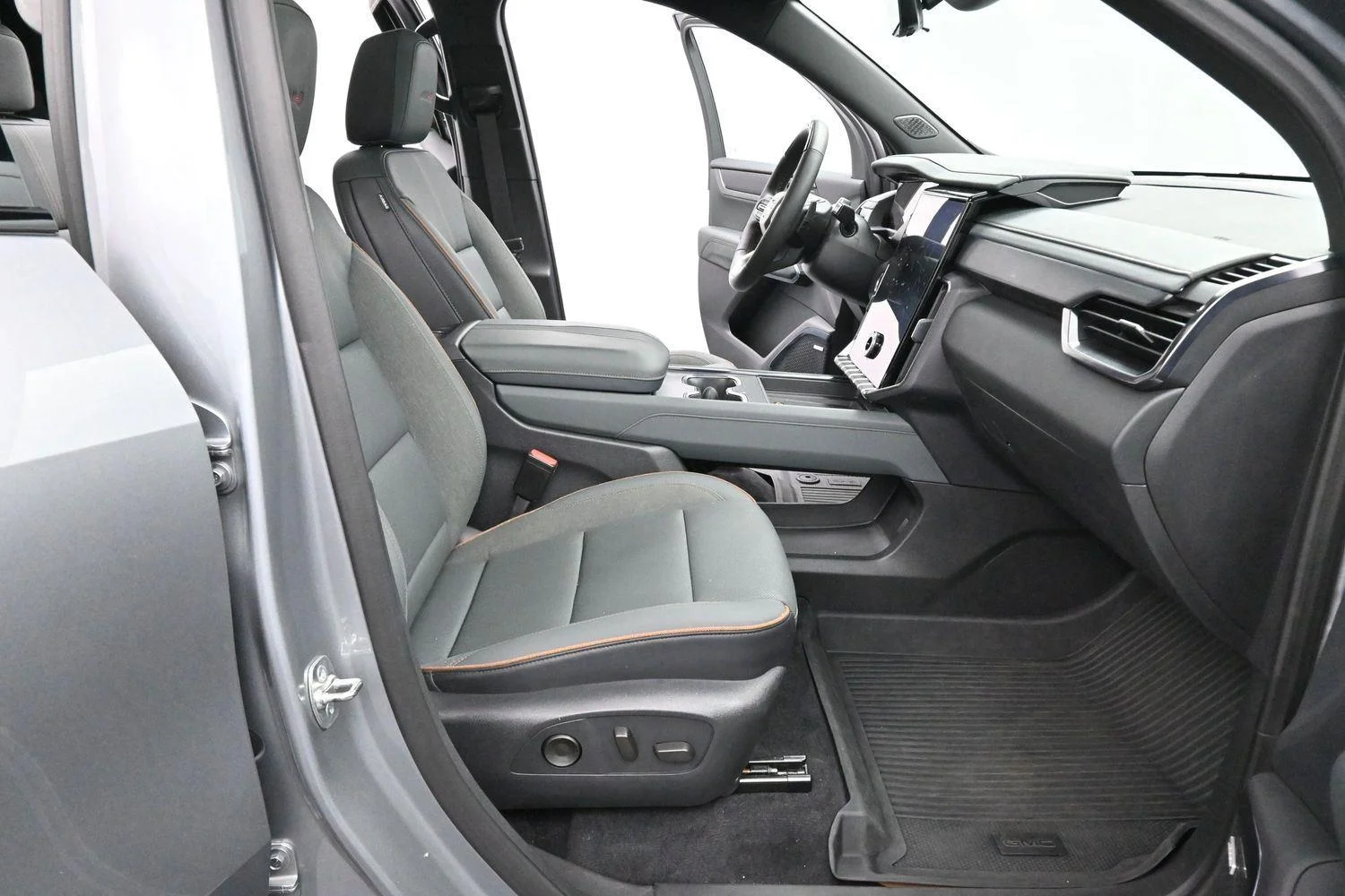 Used 2025 Sterling Metallic GMC AT4 image 36