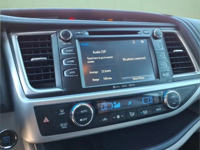 Used 2017 Silver Toyota XLE image 22