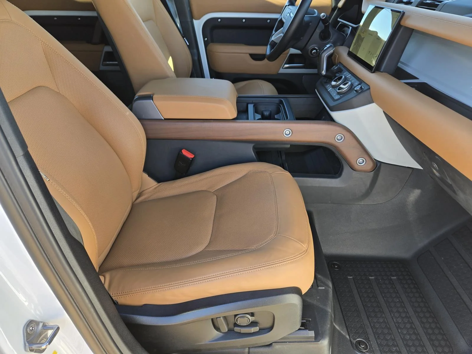 Certified Used 2024 Fuji White Land Rover SE image 28