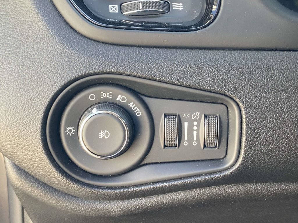 Used 2018 Gray Jeep Altitude image 24