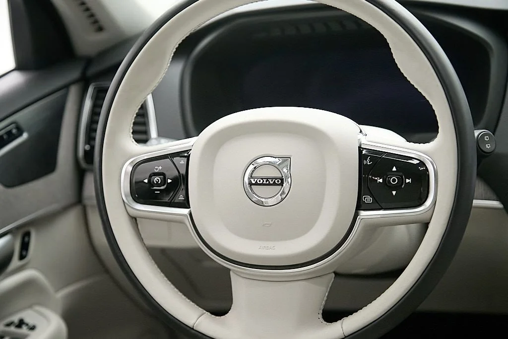 Used 2024 Vapour Grey Volvo Plus image 27