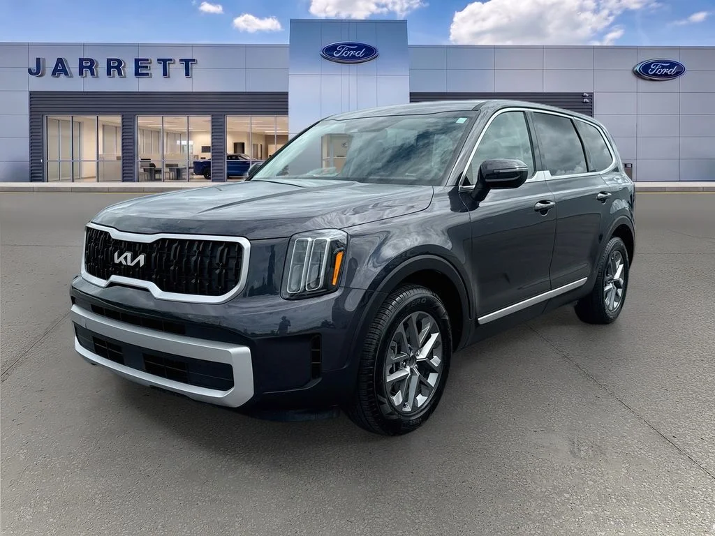 Certified Used 2025 Gray Kia LX image 3