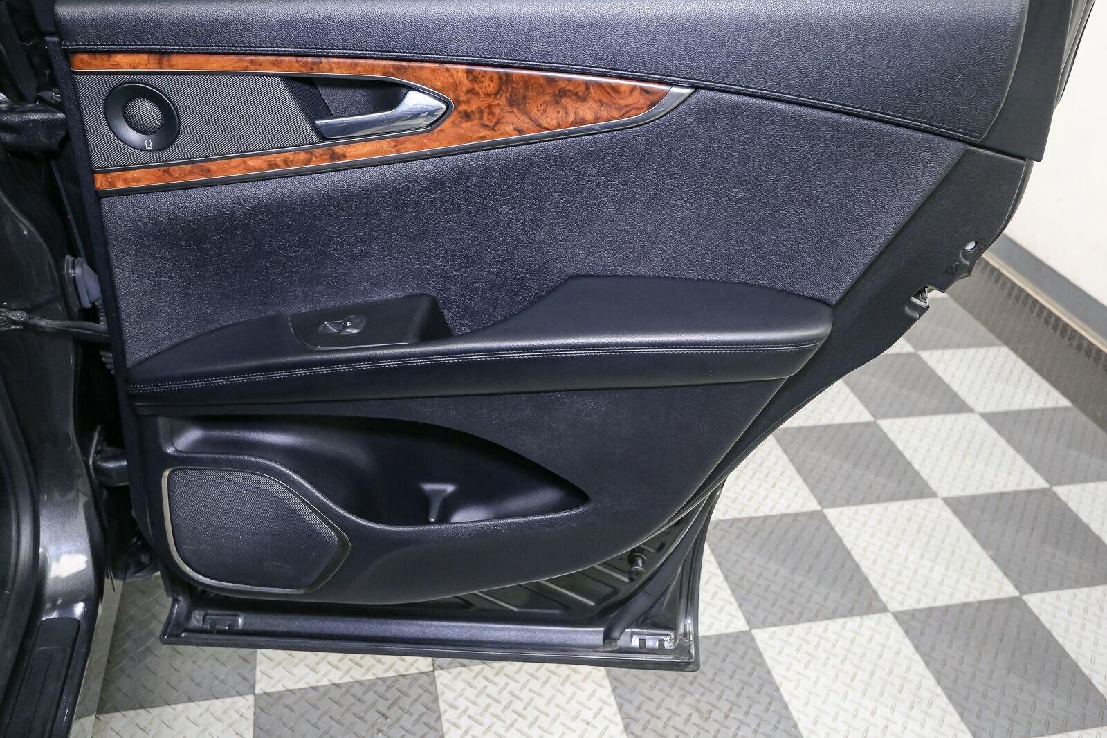 Used 2020 Magnetic Gray Lincoln Reserve image 27