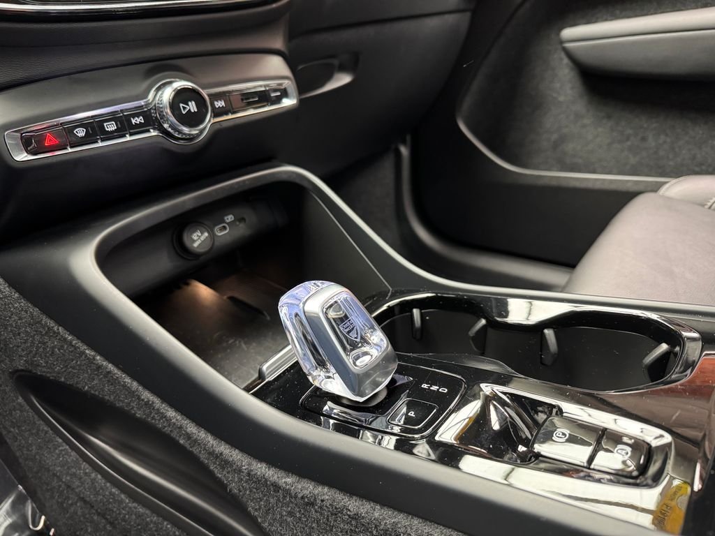 2024 Volvo XC40 Plus - Photo 19