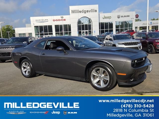 Used 2018 Gray Dodge SXT image 1