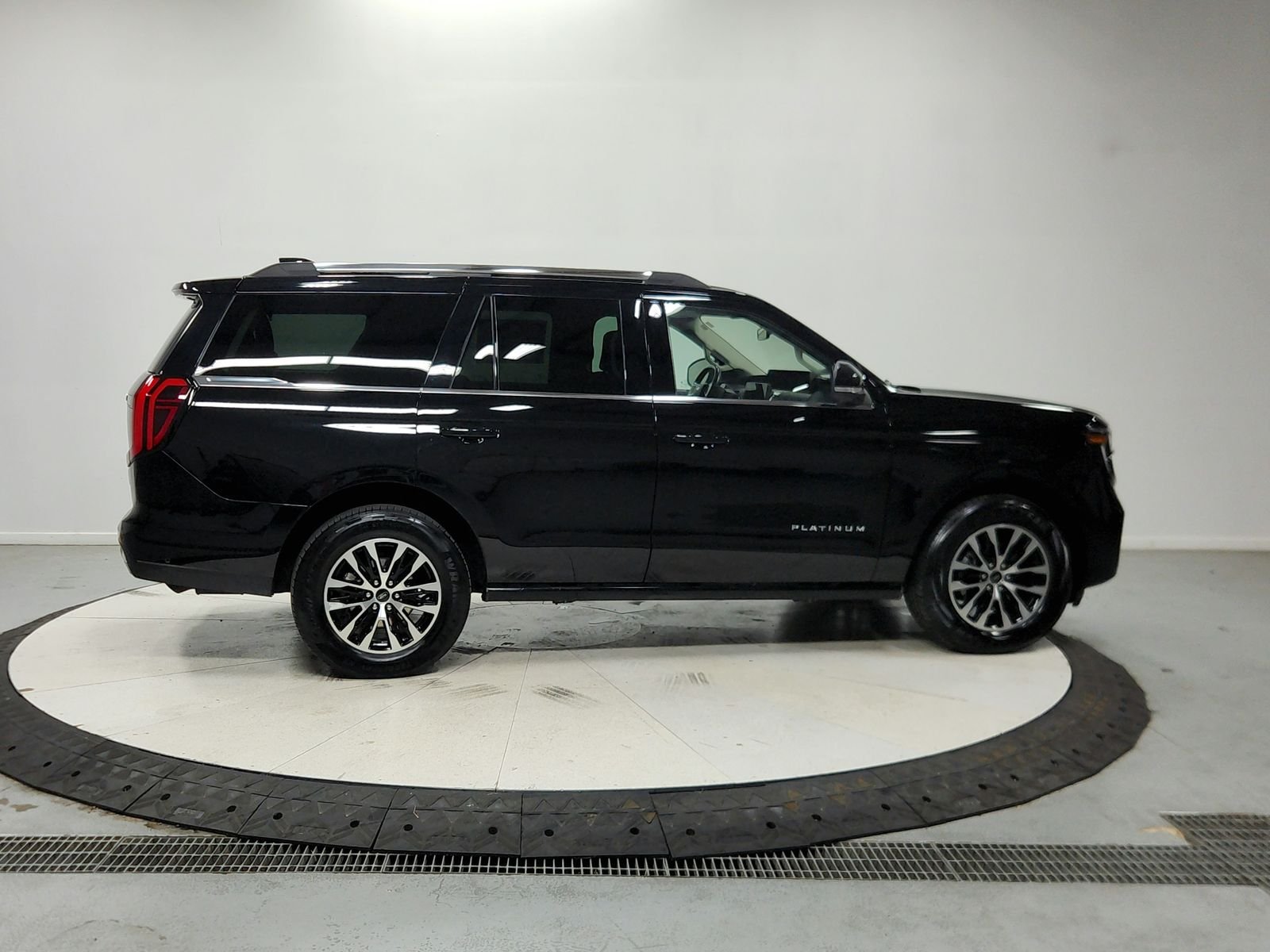 Used 2025 Agate Black Ford Platinum image 9
