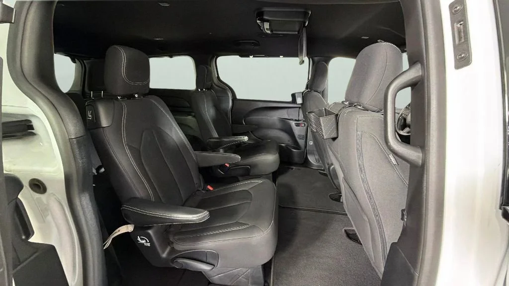 Used 2019 White Chrysler Touring Plus image 34