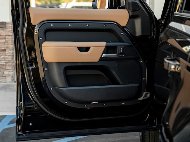 New 2026 Santorini Black Land Rover X-Dynamic SE image 12