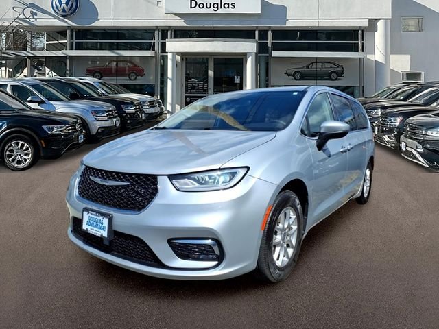 2023 Chrysler Pacifica Touring L's photo