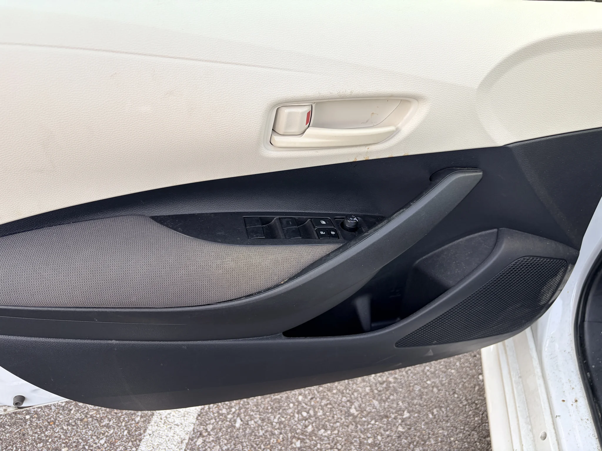 Used 2025 Ice Cap Toyota LE image 15