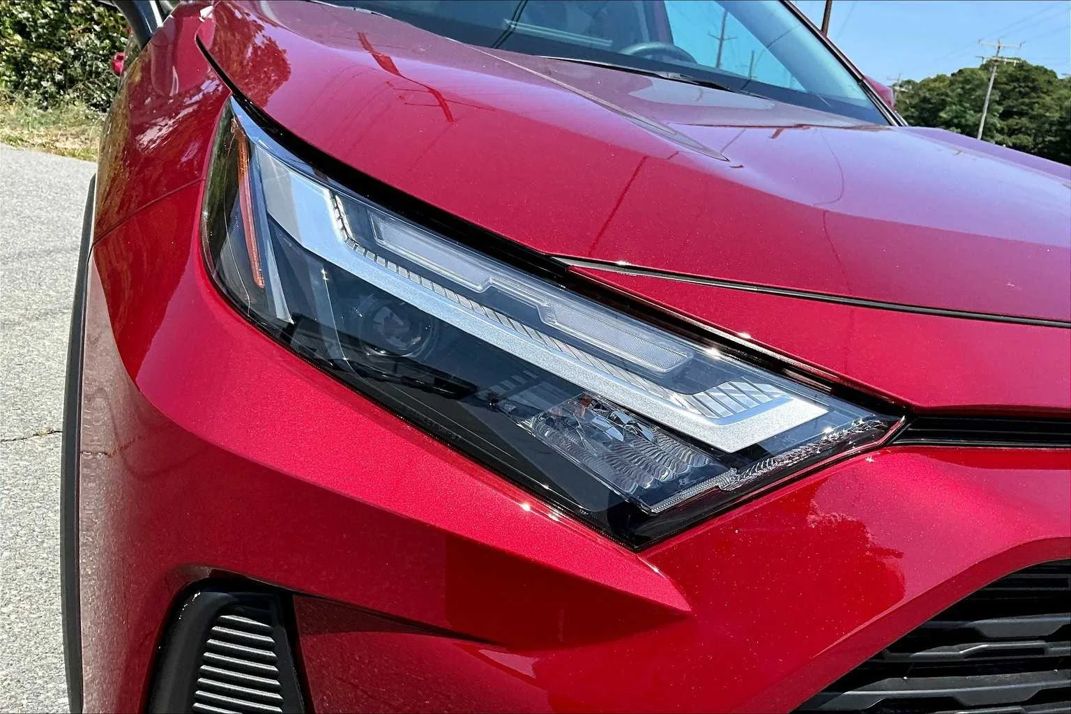 Certified Used 2025 Ruby Flare Pearl Toyota LE image 5