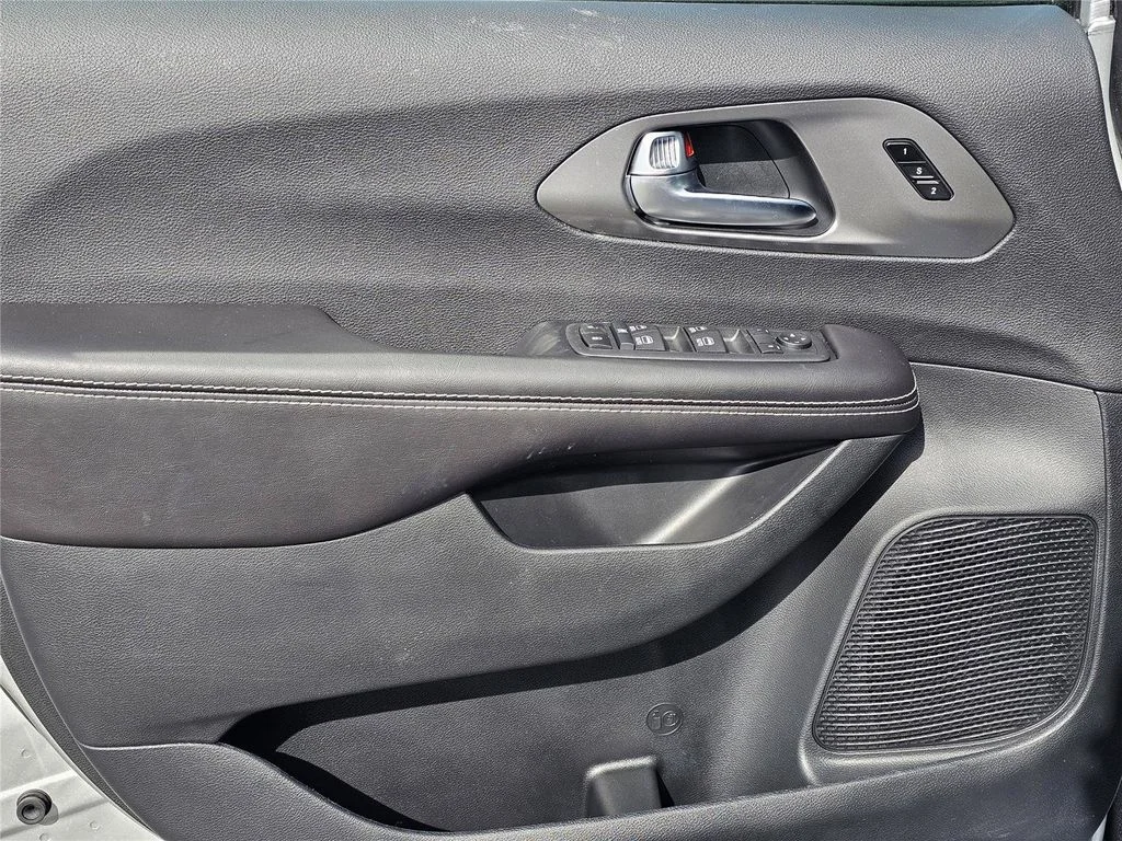 New 2026 Silver Mist Clear-Coat Exterior Paint Chrysler Select image 14