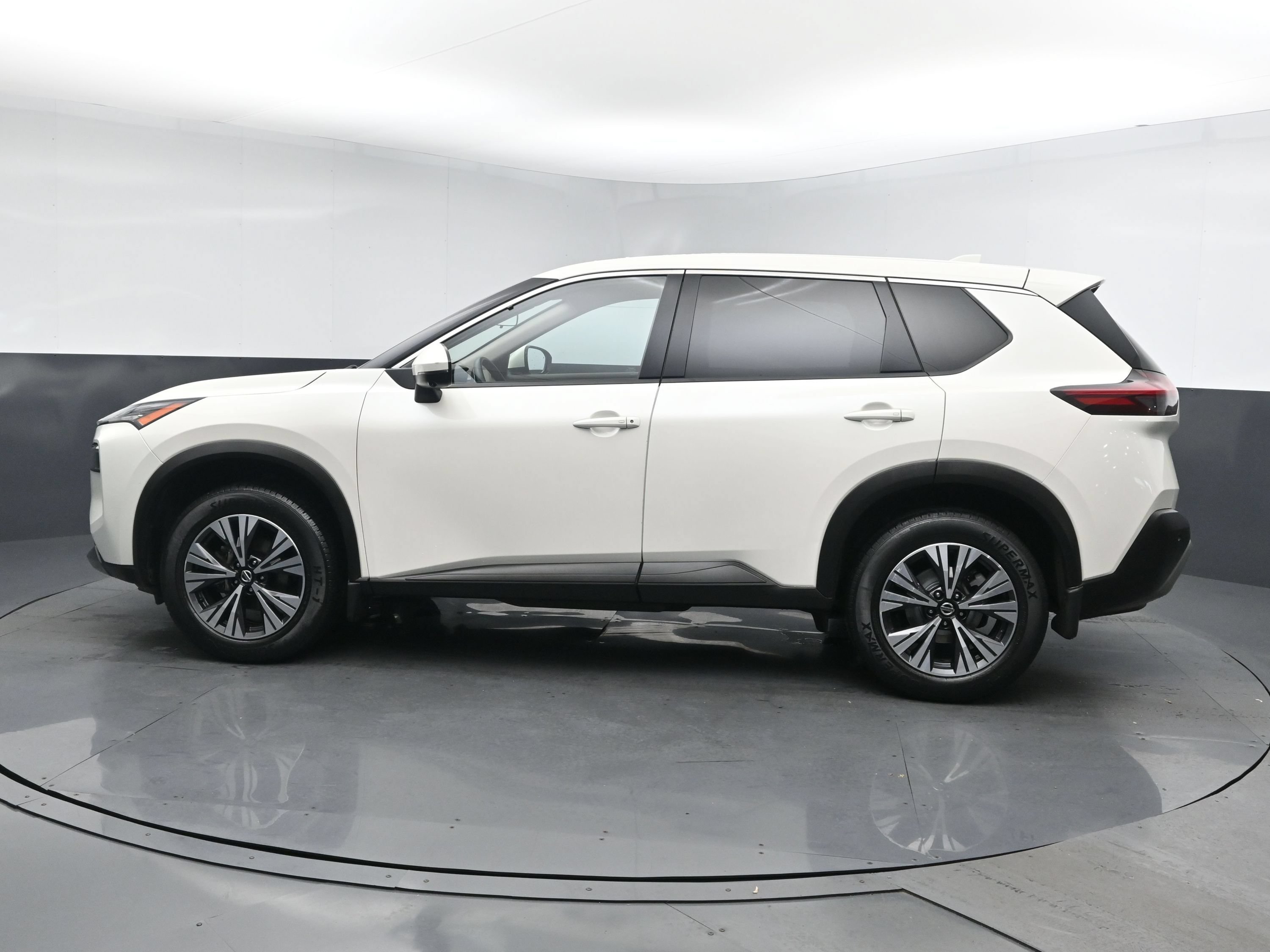 Used 2021 Pearl White Tricoat Nissan SV image 4