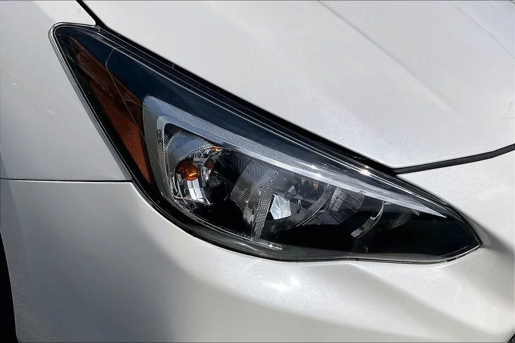 Used 2022 White Subaru Base image 31