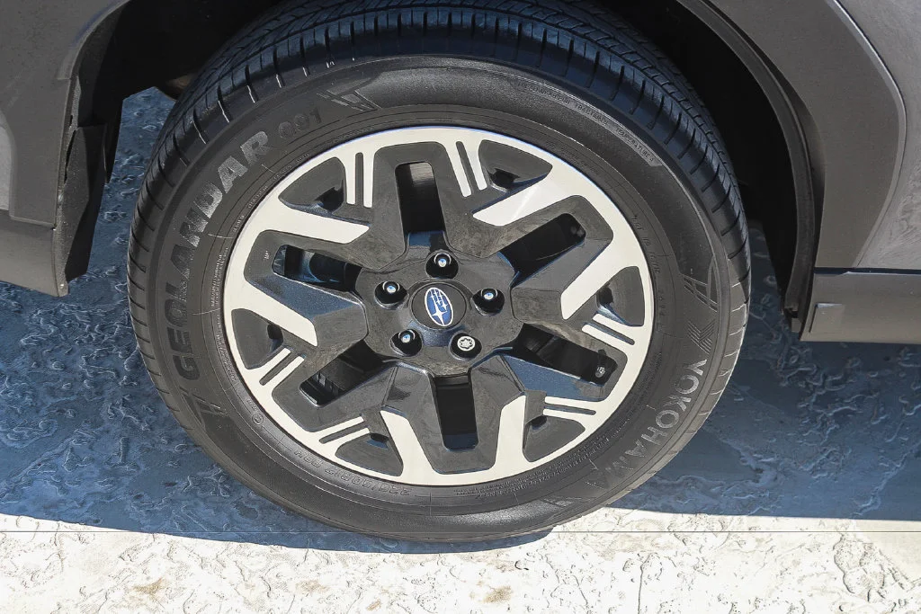 Used 2025 Gray Metallic Subaru Premium image 9
