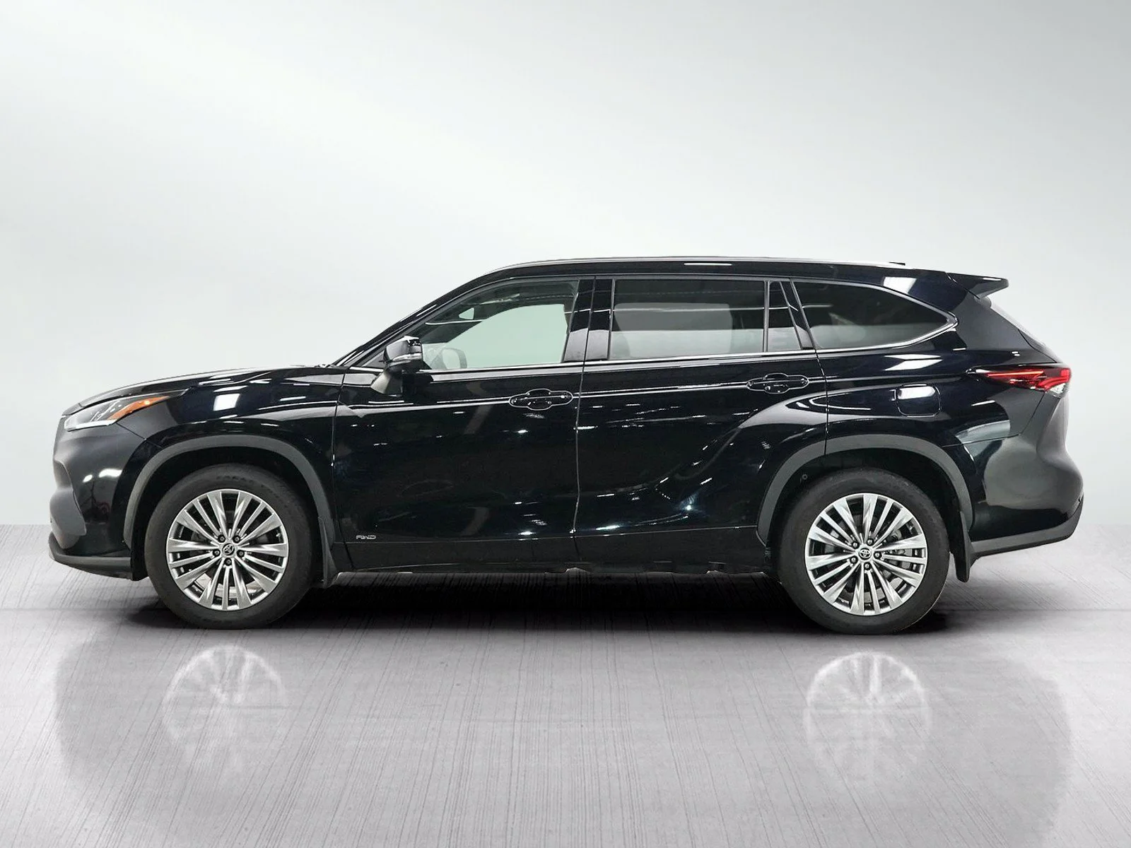 Used 2024 Toyota Highlander Hybrid Limited with VIN 5TDEBRCH0RS629466 for sale in Burnsville, Minnesota