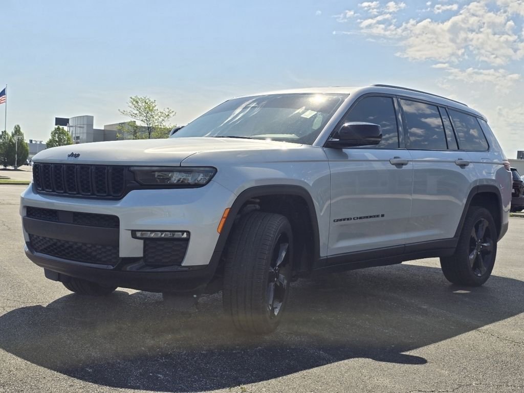 Used 2024 Silver Jeep Limited image 13