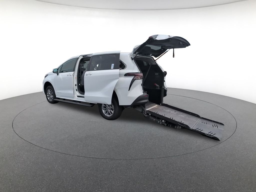 2025 Toyota Sienna LE - Photo 13