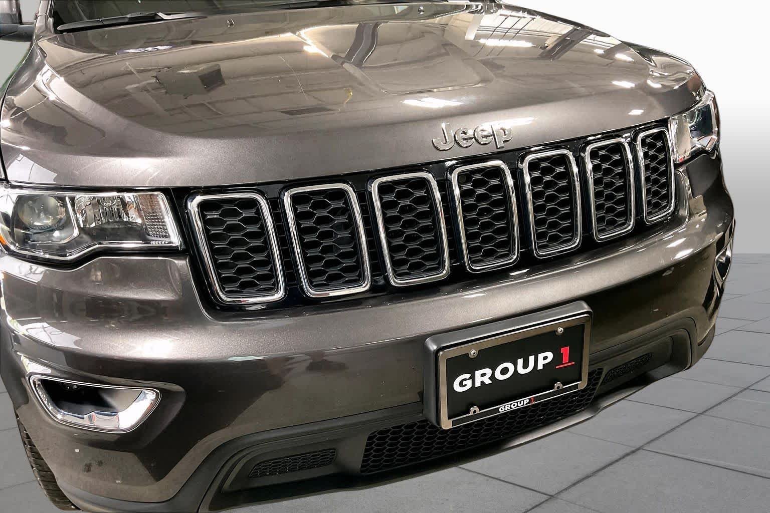 Used 2021 Granite Crystal Metallic Clearcoat Jeep Laredo E image 29