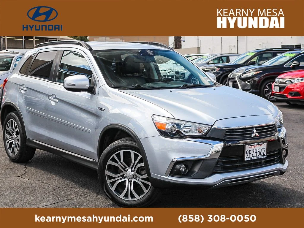Used 2017  Mitsubishi SEL image 1
