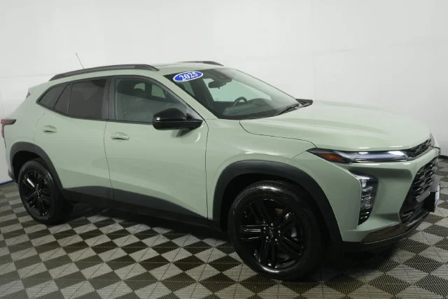 Used 2025 Green Chevrolet ACTIV image 1