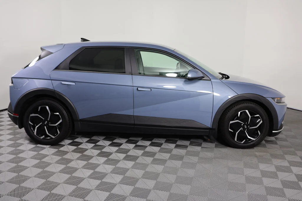 Used 2023 Blue Hyundai SEL image 9