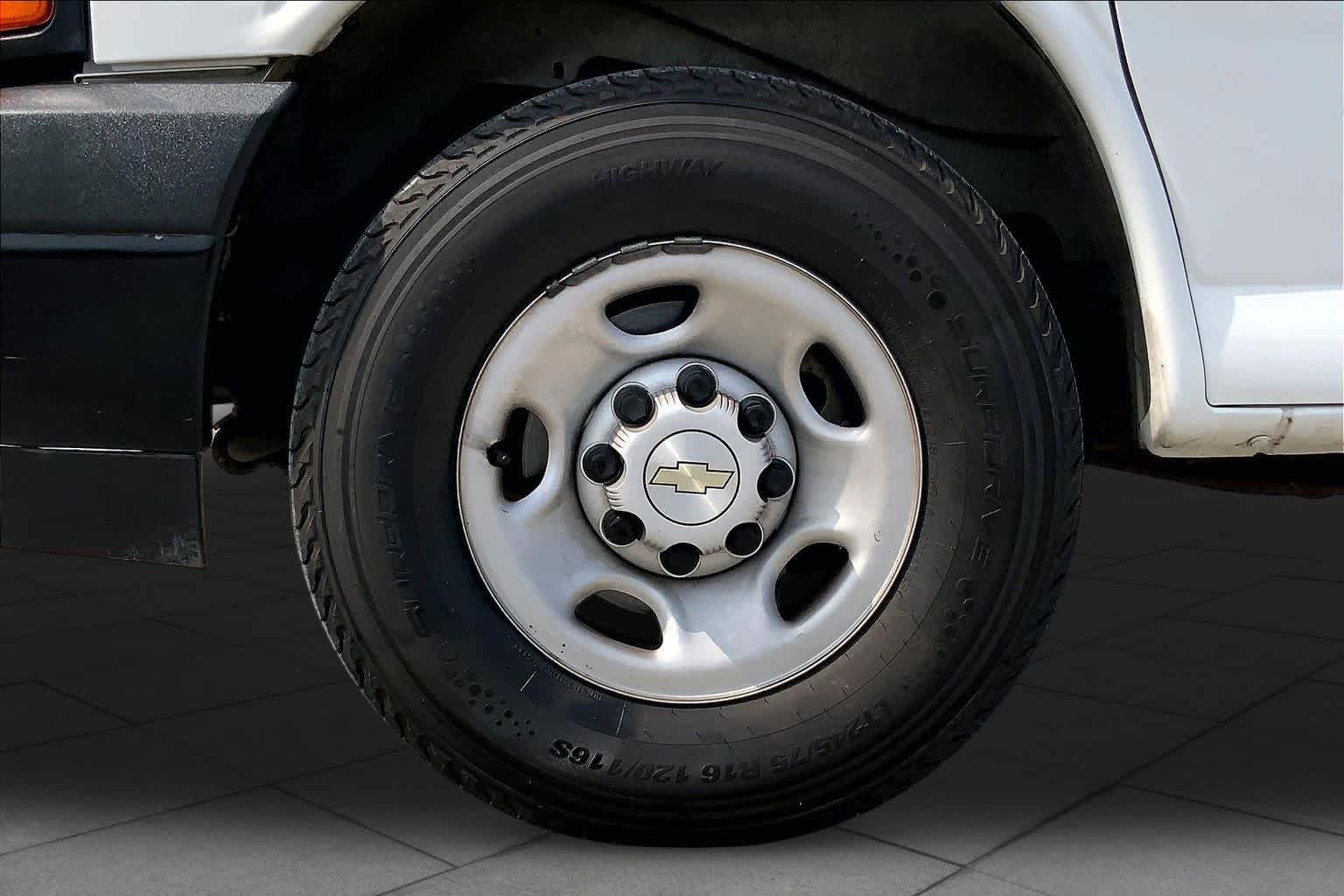 Used 2023 Summit White Chevrolet  image 11