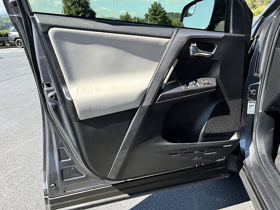 Used 2017 Magnetic Gray Metallic Toyota XLE image 9
