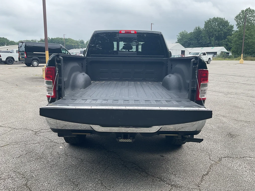 Used 2022 Diamond Black Crystal Pearl Coat Ram Tradesman image 13