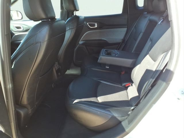 Used 2024  Jeep Latitude image 20