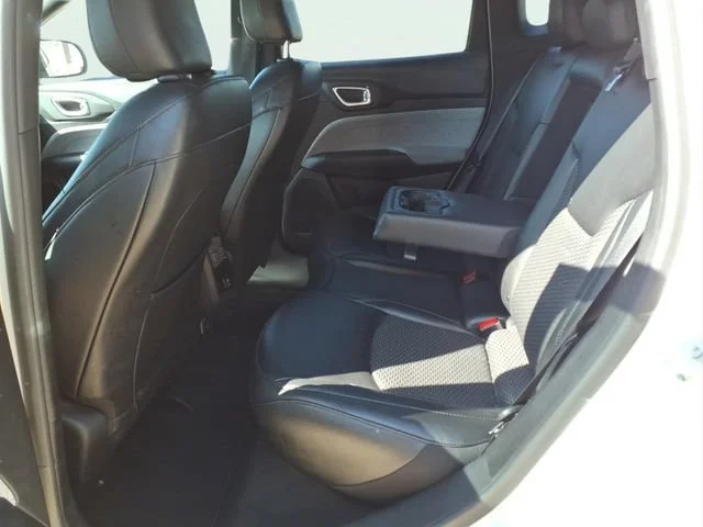 Used 2024  Jeep Latitude image 20
