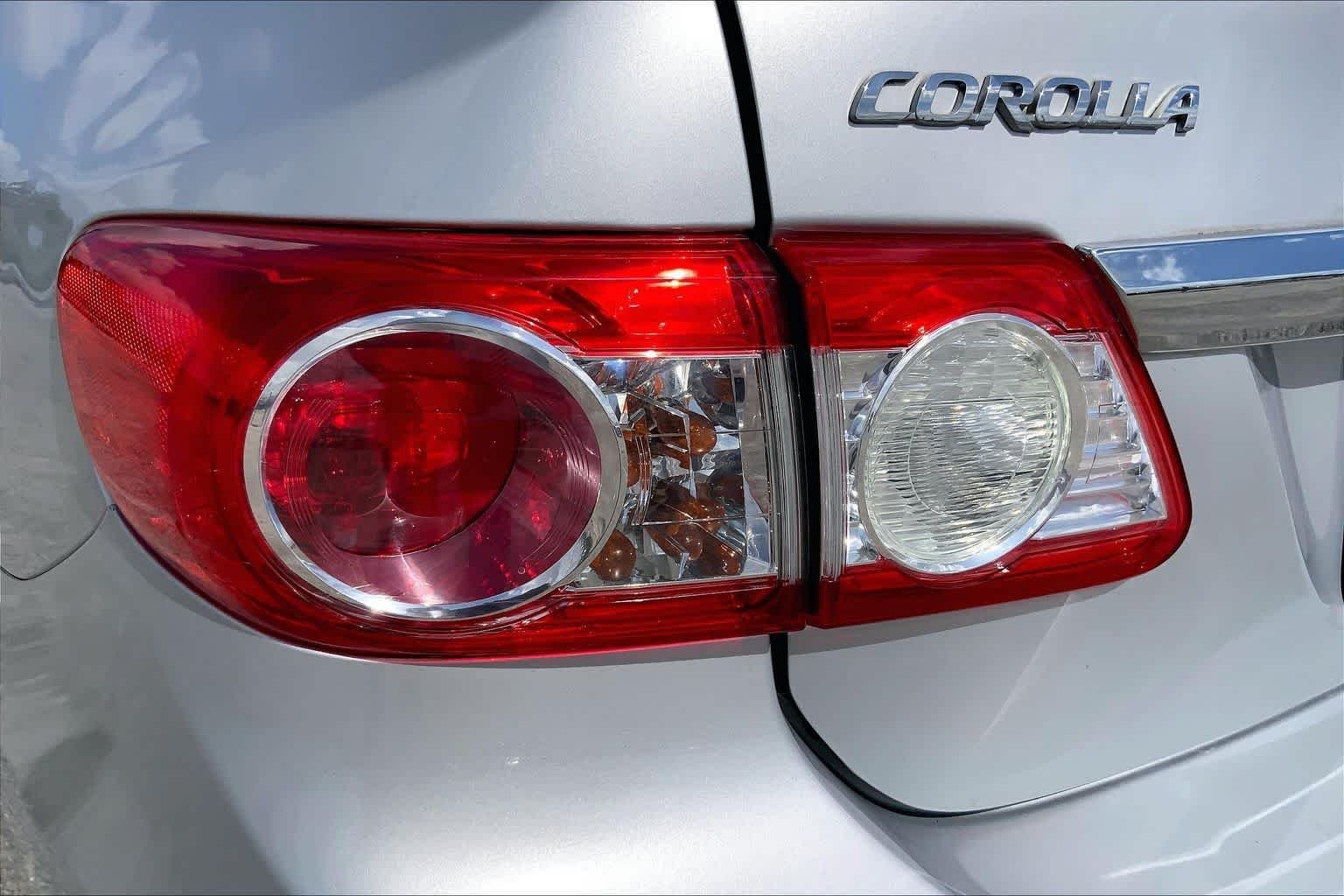 Used 2013 Classic Silver Metallic Toyota L image 27