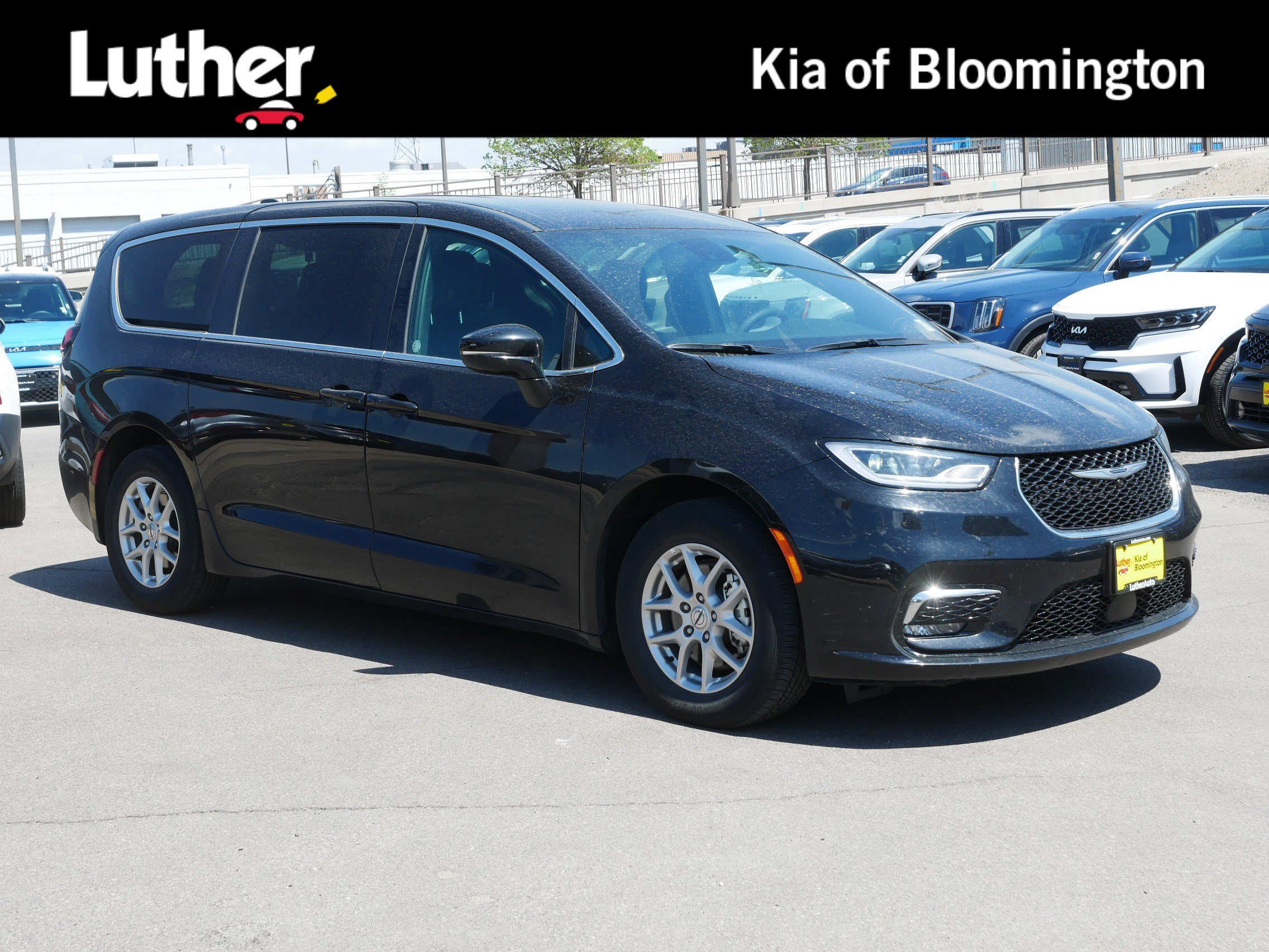 2025 Chrysler Pacifica Select's photo
