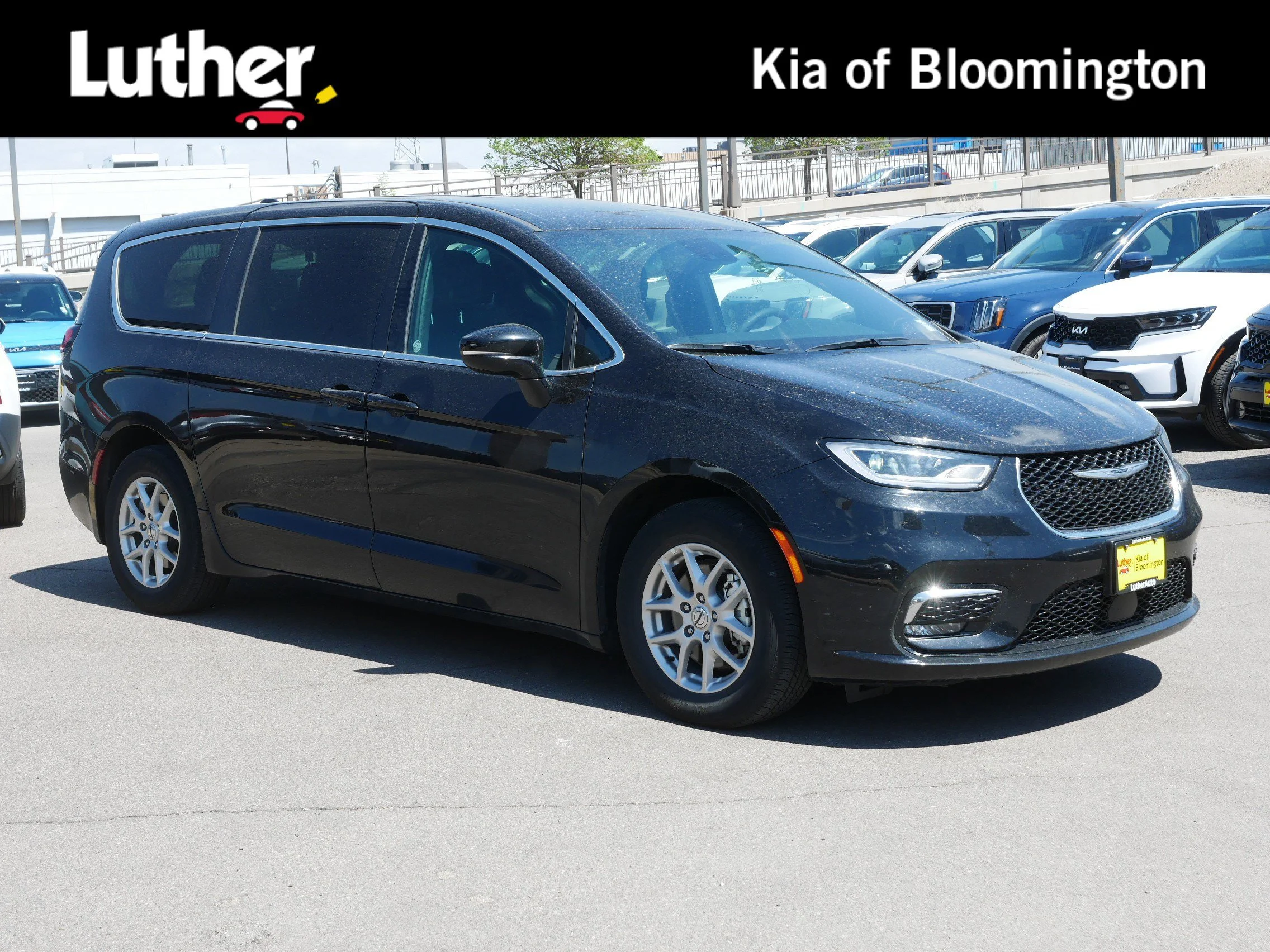 2025 Chrysler Pacifica Select's photo