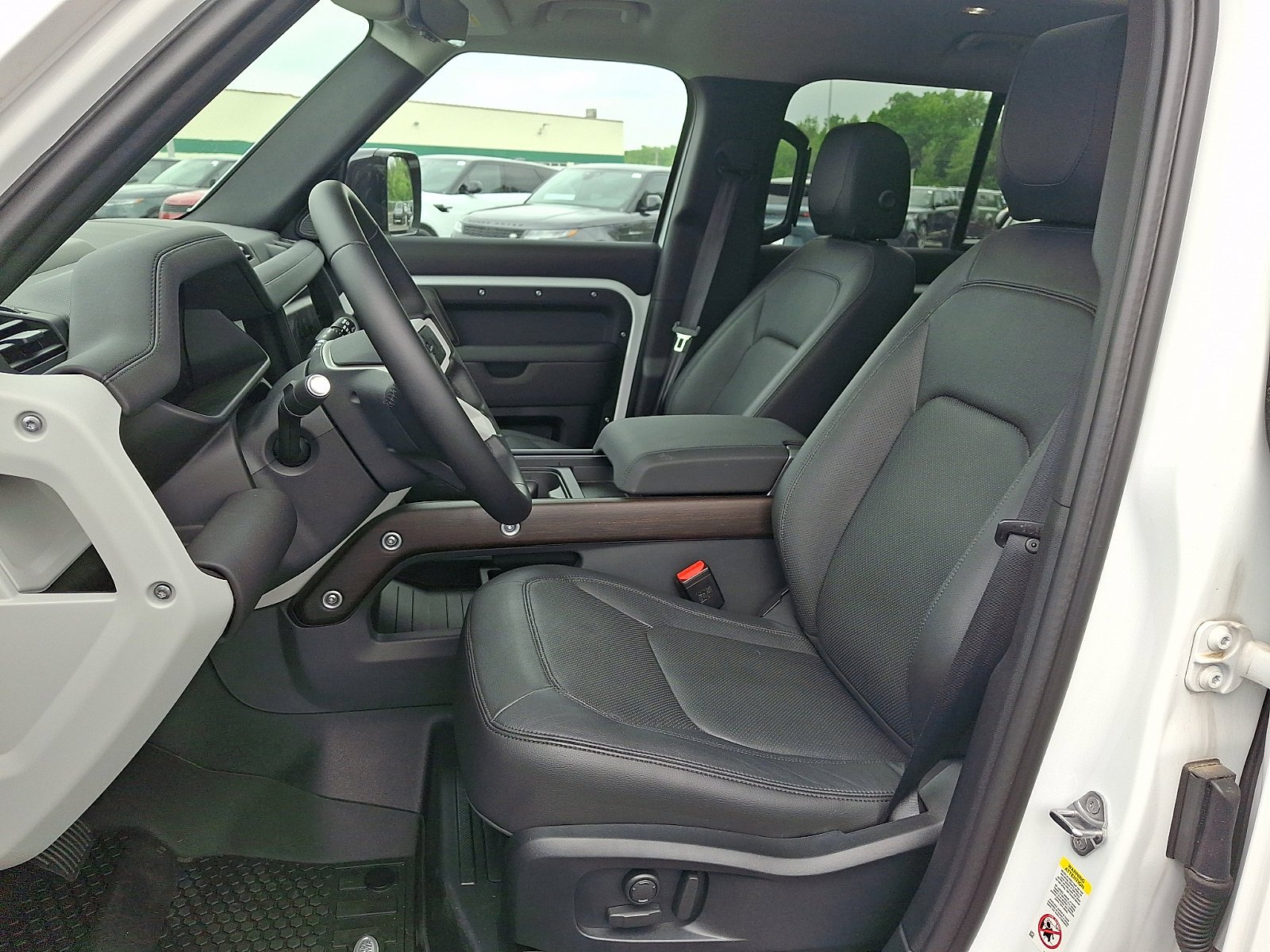 Used 2024 Fuji White - 1AA Land Rover SE image 25