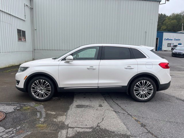 Used 2017 White Platinum Clearcoat Metallic Lincoln Reserve image 8