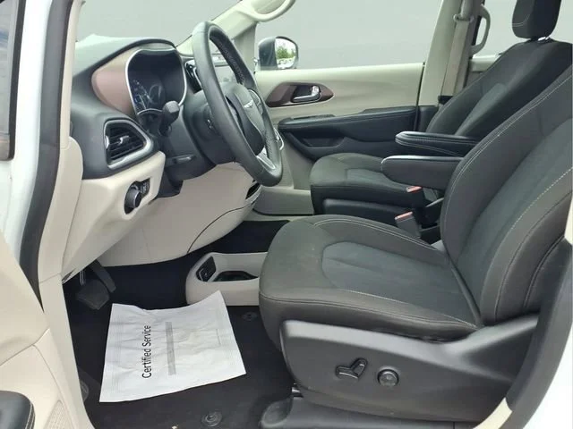 Used 2023  Chrysler LX image 19