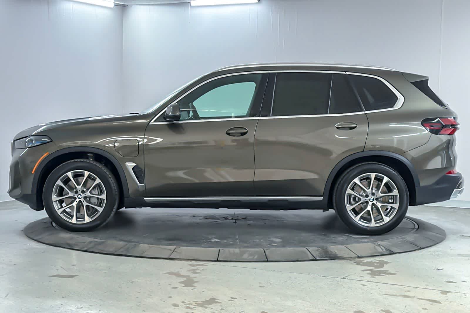 New 2026 Manhattan Green Metallic BMW xDrive50e image 5