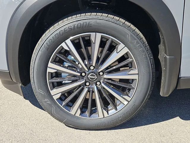 New 2026 Boulder Gray Pearl / Super Black Two-tone Nissan Platinum image 4