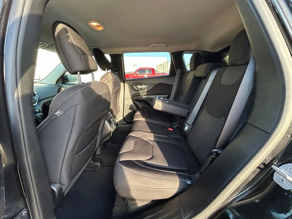 Used 2015 Brilliant Black Crystal Pearlcoat Jeep Latitude image 30