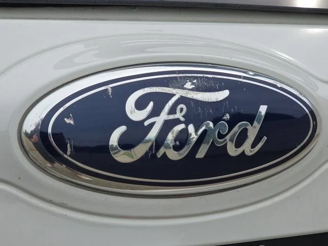 Used 2013 White Suede Ford SEL image 35