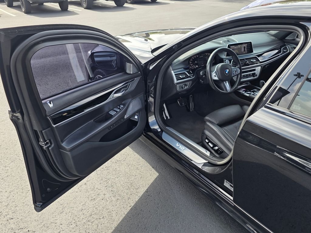 2021 BMW 7 Series M760i - Photo 44